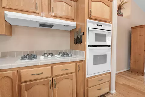 Kitchen - 11388 Custer Ave, Lucerne Valley, CA 92356 photo 3 of 4