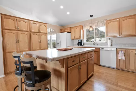 Kitchen - 11388 Custer Ave, Lucerne Valley, CA 92356 photo 2 of 4