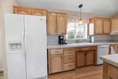 Kitchen - 11388 Custer Ave, Lucerne Valley, CA 92356 photo 4 of 4