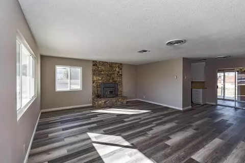 Living - 7338 Alaba Ave, Yucca Valley, CA 92284 photo 2 of 4