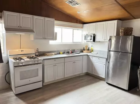 Kitchen - 55686 Mira St, Yucca Valley, CA 92284 photo 2 of 2