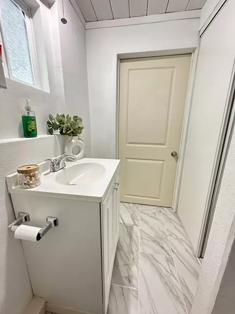 Bath - 55686 Mira St, Yucca Valley, CA 92284 photo 5 of 6