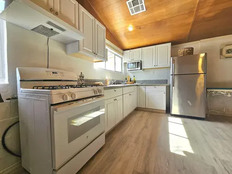 Kitchen - 55686 Mira St, Yucca Valley, CA 92284 photo 1 of 2