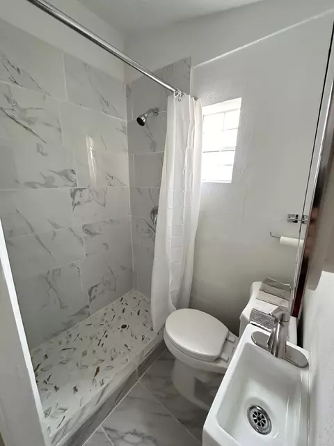 Bath - 55686 Mira St, Yucca Valley, CA 92284 photo 3 of 6
