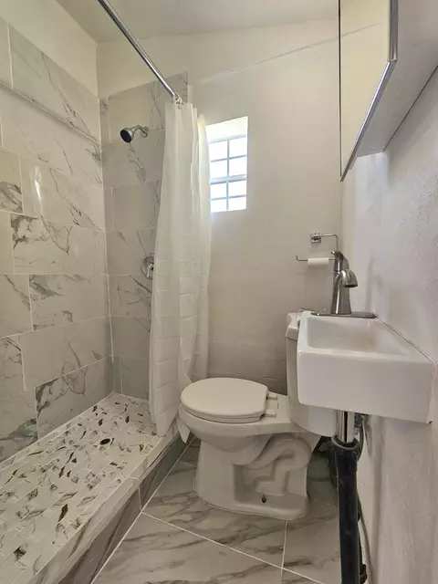 Bath - 55686 Mira St, Yucca Valley, CA 92284 photo 1 of 6