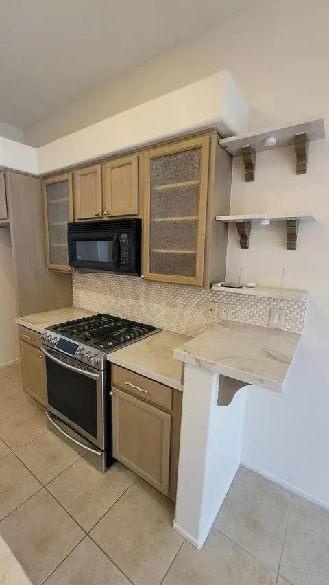 Kitchen - 41640 Cambridge Ave, Bermuda Dunes, CA 92203 photo 4 of 6