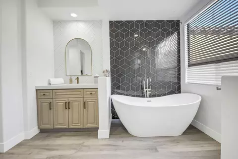 Bath - 48573 Cascade St, Indio, CA 92201 photo 4 of 6