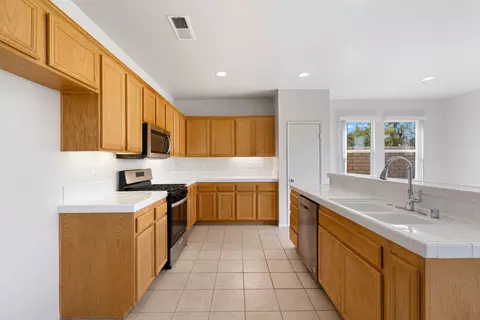 Kitchen - 41311 Endicott Ct, Indio, CA 92203 photo 6 of 9
