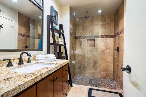 Bath - 80441 Oak Tree, La Quinta, CA 92253 photo 3 of 4