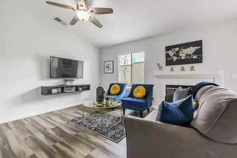 Living - 82387 Gregory Ct, Indio, CA 92201 photo 3 of 4