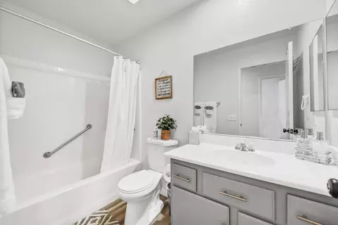 Bath - 82387 Gregory Ct, Indio, CA 92201 photo 2 of 2