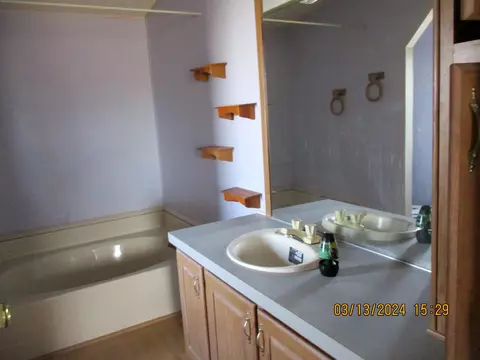 Bath - 2355 Oahu Ln, Thermal, CA 92274 photo 2 of 3