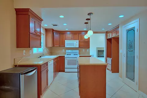 Kitchen - 80025 Kingston Dr, Bermuda Dunes, CA 92203 photo 2 of 3