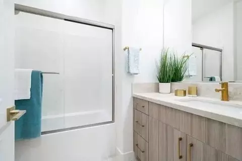 Bath - 48352 Barrymore St, Indio, CA 92201 photo 4 of 6