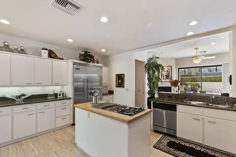 Kitchen - 45490 Apache Rd, Indian Wells, CA 92210 photo 6 of 8