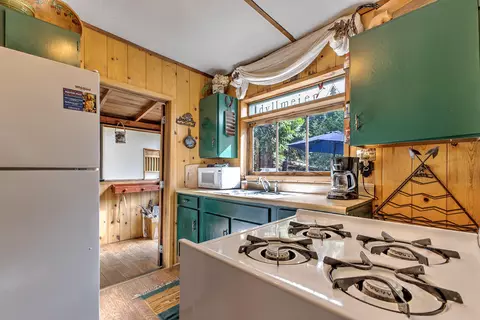 Kitchen - 55265 Daryll Rd, Idyllwild, CA 92549 photo 2 of 6