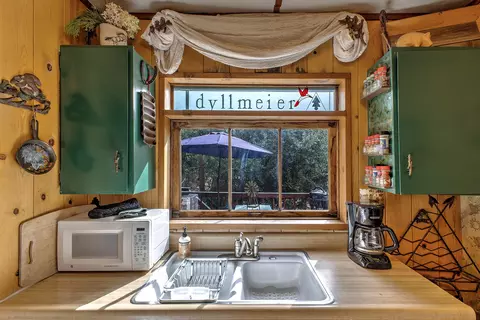 Kitchen - 55265 Daryll Rd, Idyllwild, CA 92549 photo 4 of 6