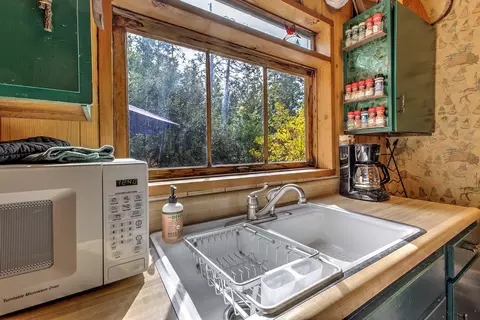 Kitchen - 55265 Daryll Rd, Idyllwild, CA 92549 photo 5 of 6