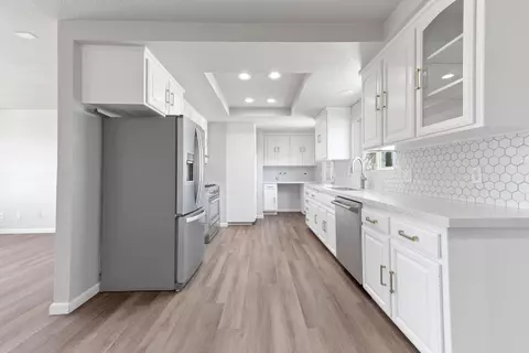 Kitchen - 58407 Campanula St, Yucca Valley, CA 92284 photo 2 of 3