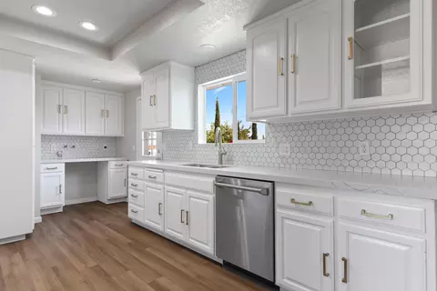 Kitchen - 58407 Campanula St, Yucca Valley, CA 92284 photo 1 of 3