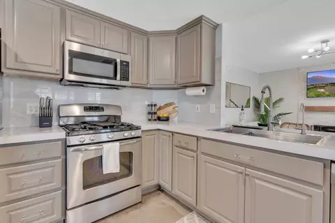 Kitchen - 46352 Willow Ln, Indio, CA 92201 photo 5 of 8