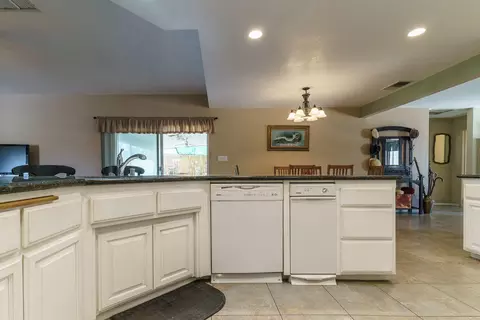 Kitchen - 7409 Dumosa Ave, Yucca Valley, CA 92284 photo 4 of 4