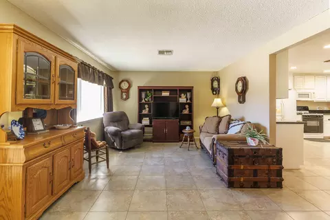 Living - 7409 Dumosa Ave, Yucca Valley, CA 92284 photo 1 of 4
