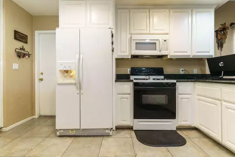 Kitchen - 7409 Dumosa Ave, Yucca Valley, CA 92284 photo 2 of 4