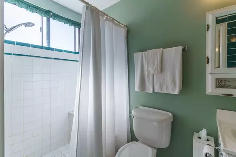 Bath - 7409 Dumosa Ave, Yucca Valley, CA 92284 photo 4 of 4