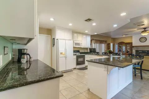 Kitchen - 7409 Dumosa Ave, Yucca Valley, CA 92284 photo 1 of 4