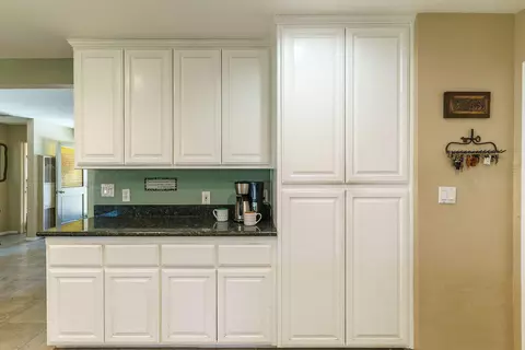 Kitchen - 7409 Dumosa Ave, Yucca Valley, CA 92284 photo 3 of 4