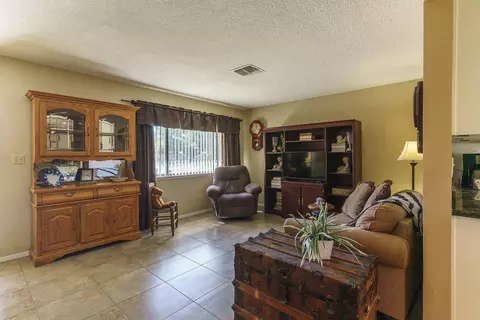 Living - 7409 Dumosa Ave, Yucca Valley, CA 92284 photo 2 of 4
