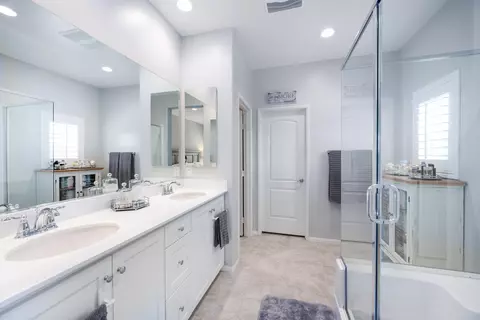 Bath - 44199 Beringer Dr, Indio, CA 92203 photo 2 of 4