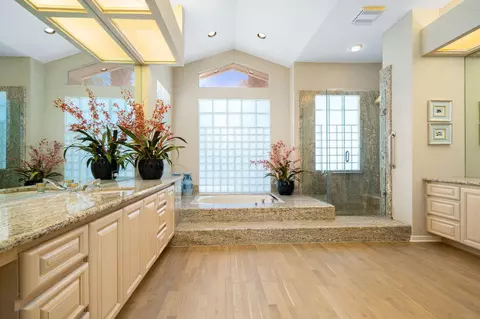 Bath - 281 Eagle Dance Cir, Palm Desert, CA 92211 photo 2 of 6