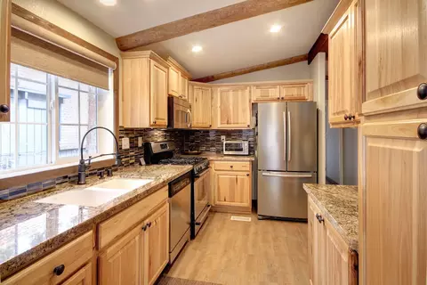 Kitchen - 42657 Cedar Ave, Big Bear Lake, CA 92315 photo 1 of 3