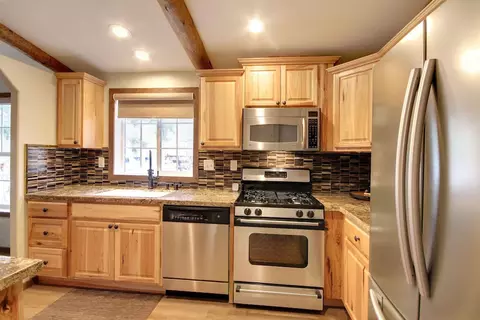 Kitchen - 42657 Cedar Ave, Big Bear Lake, CA 92315 photo 3 of 3