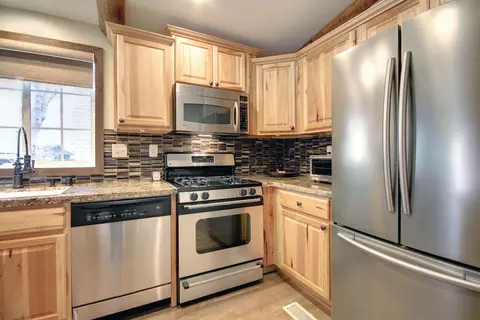 Kitchen - 42657 Cedar Ave, Big Bear Lake, CA 92315 photo 2 of 3