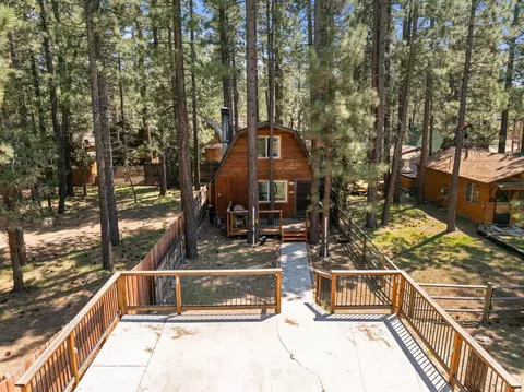 922 Robinhood Blvd, Big Bear City, CA 92314