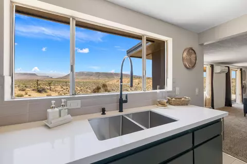 Kitchen - 56367 Scandia Ln, Yucca Valley, CA 92284 photo 3 of 5