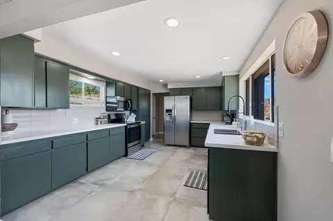 Kitchen - 56367 Scandia Ln, Yucca Valley, CA 92284 photo 2 of 5