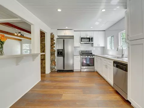 Kitchen - 488 Hunt Ln, Crestline, CA 92325 photo 7 of 11