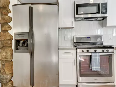 Kitchen - 488 Hunt Ln, Crestline, CA 92325 photo 9 of 11