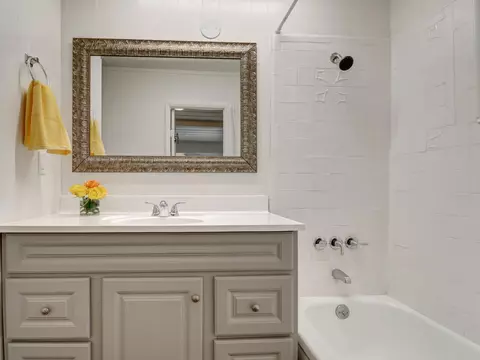 Bath - 488 Hunt Ln, Crestline, CA 92325 photo 5 of 6