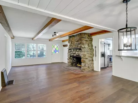 Living - 488 Hunt Ln, Crestline, CA 92325 photo 5 of 7