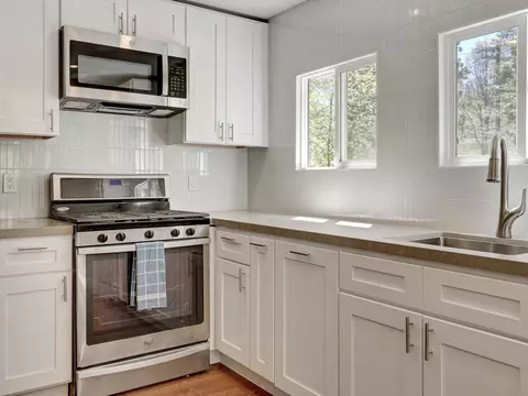 Kitchen - 488 Hunt Ln, Crestline, CA 92325 photo 10 of 11
