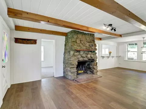 Living - 488 Hunt Ln, Crestline, CA 92325 photo 2 of 7