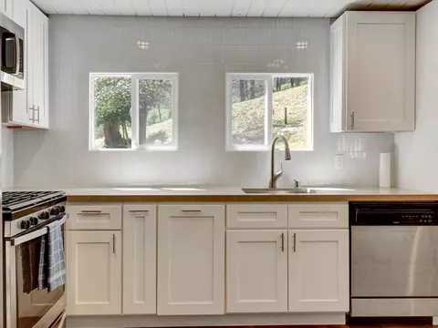 Kitchen - 488 Hunt Ln, Crestline, CA 92325 photo 2 of 11