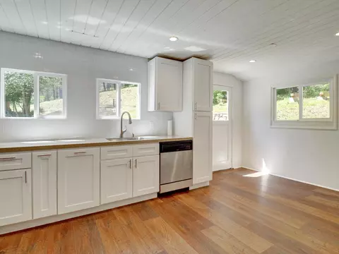 Kitchen - 488 Hunt Ln, Crestline, CA 92325 photo 3 of 11