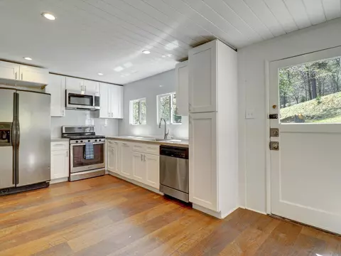Kitchen - 488 Hunt Ln, Crestline, CA 92325 photo 6 of 11