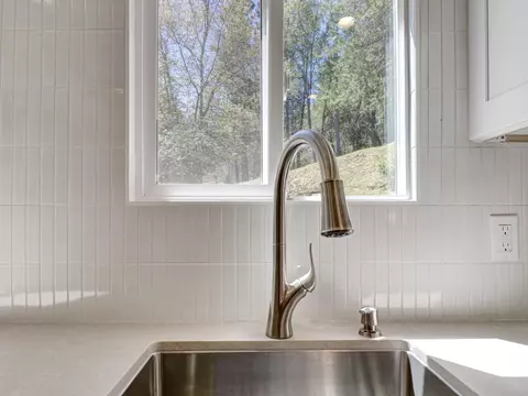 Kitchen - 488 Hunt Ln, Crestline, CA 92325 photo 4 of 11